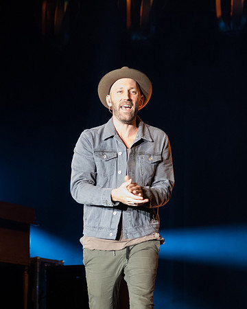 Mat Kearney walks out to see the crowd!