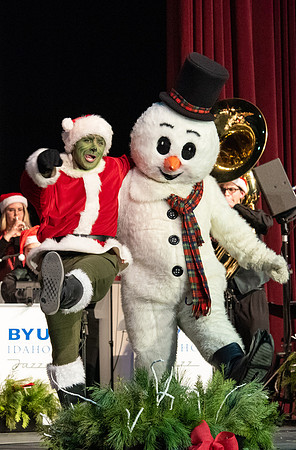 Sound Alliance and Vocal Union perform Swinging Christmas in the Hart Gym.