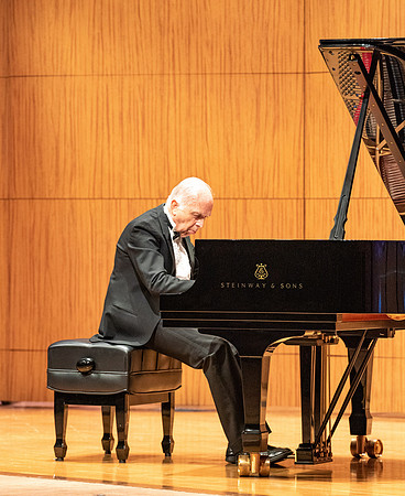 Del Parkinson piano concert in the snow building.