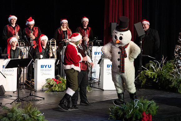 Sound Alliance and Vocal Union perform Swinging Christmas in the Hart Gym.