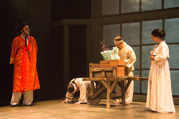 Tree-ear is an orphan boy in a Korean potters' village. He is content living with Crane-man under a bridge barely surviving on scraps of food. All that changes when he sees master potter Min making hi