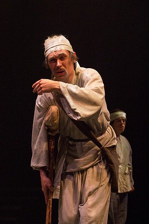 Tree-ear is an orphan boy in a Korean potters' village. He is content living with Crane-man under a bridge barely surviving on scraps of food. All that changes when he sees master potter Min making hi