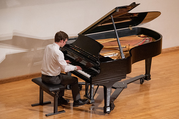 Students of Sue Neimoyer and R. Michael Wahlquist performed at the Snow Recital Hall.