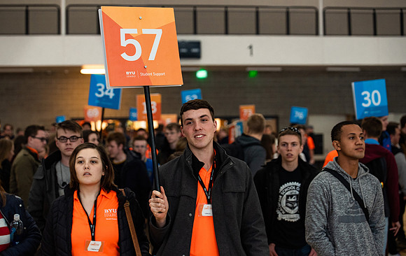 Freshmen students meet their new I-Team groups in the BYU-Idaho Center courts.