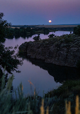 Photo excursion, hike along the river to Coffee Pot rapids.