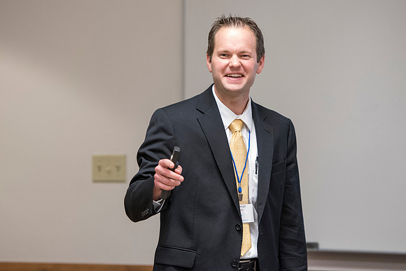 Robert Wright talks about online course to faculty.