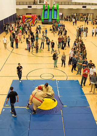 Students have fun at i-night activities before the start of the new semester.