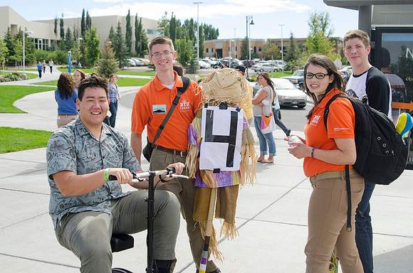 I-Team leaders talking to and showing their teams around campus