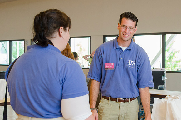 Get Connected volunteers helping students get their lunch