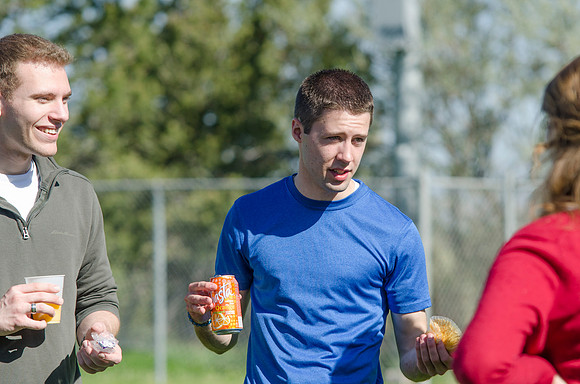 Students enjoy a light snack.