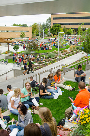 Students and I-team leaders around BYU-Idaho campus eating lunch