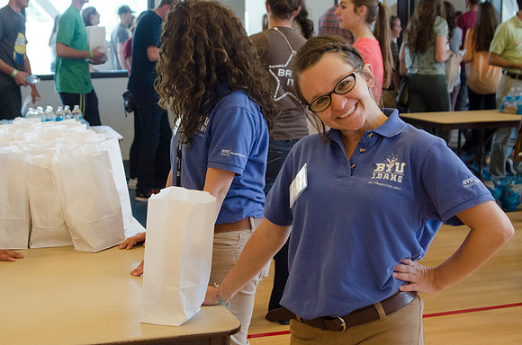 Get Connected volunteers helping students get their lunch