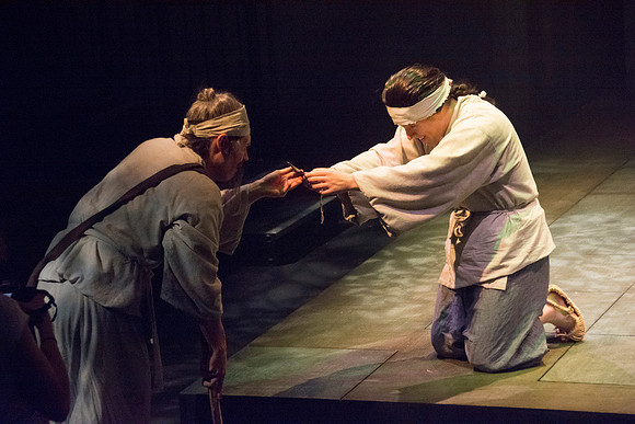 Tree-ear is an orphan boy in a Korean potters' village. He is content living with Crane-man under a bridge barely surviving on scraps of food. All that changes when he sees master potter Min making hi