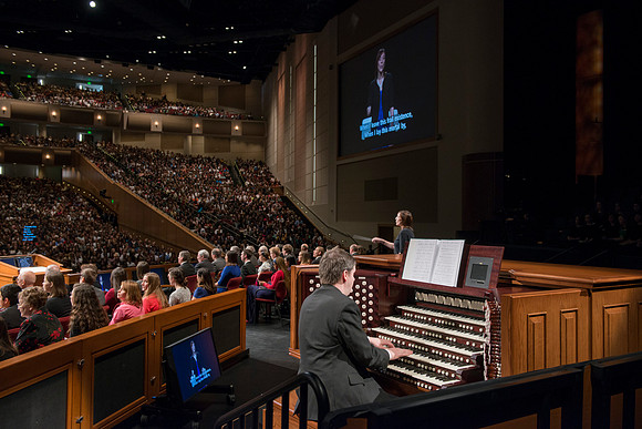 Closing Hymn, photo by Michael Lewis