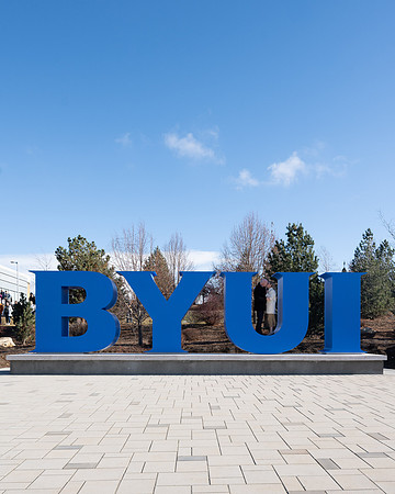 President and Sister Meredith participate in unveiling the new BYUI monument.