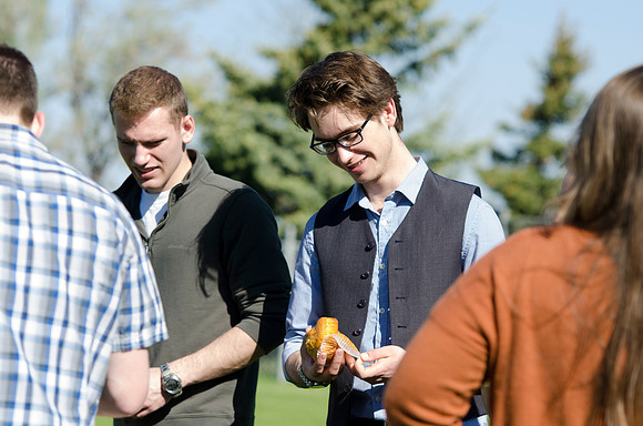 Students enjoy a light snack.