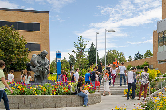 Students and I-team leaders around BYU-Idaho campus eating lunch