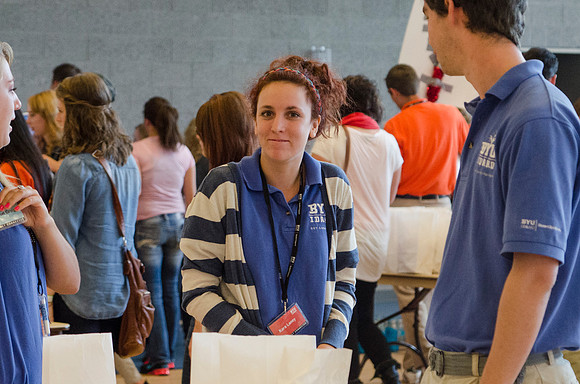Get Connected volunteers helping students get their lunch