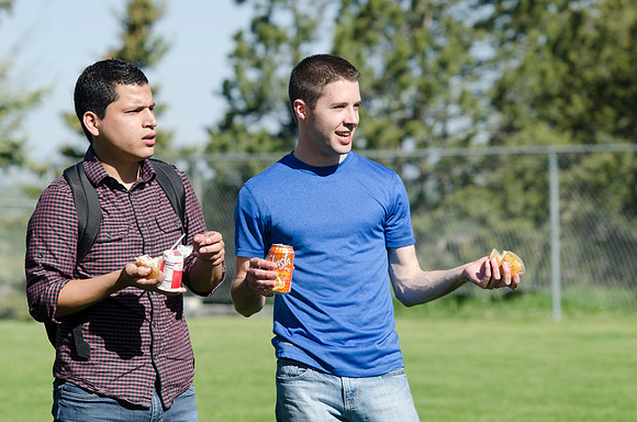 Students enjoy a light snack.