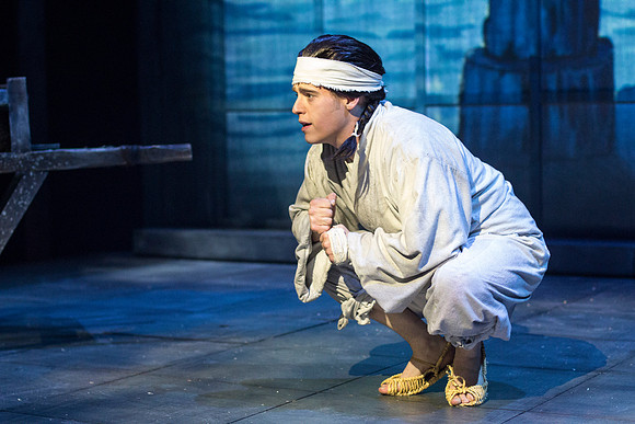 Tree-ear is an orphan boy in a Korean potters' village. He is content living with Crane-man under a bridge barely surviving on scraps of food. All that changes when he sees master potter Min making hi