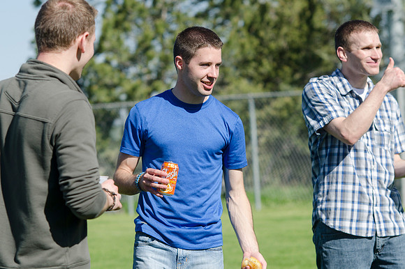 Students enjoy a light snack.