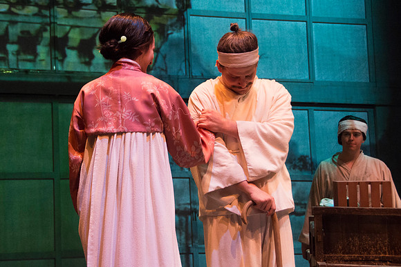 Tree-ear is an orphan boy in a Korean potters' village. He is content living with Crane-man under a bridge barely surviving on scraps of food. All that changes when he sees master potter Min making hi