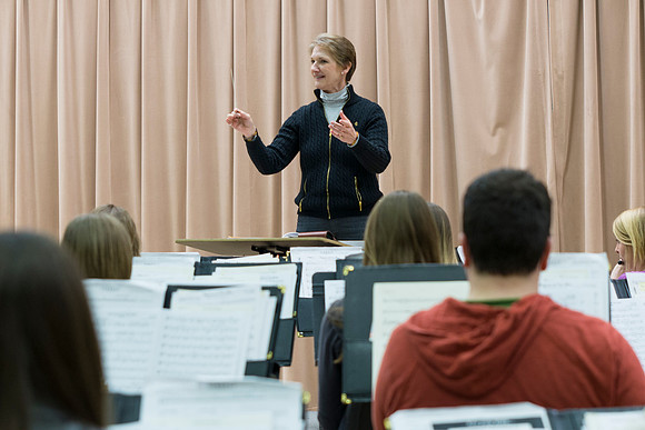 Diane Soelberg conducts Symphony Band rehearsal.