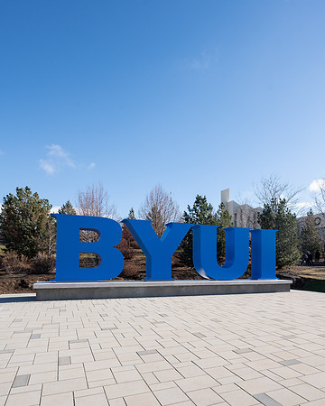 President and Sister Meredith participate in unveiling the new BYUI monument.