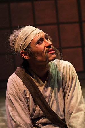 Tree-ear is an orphan boy in a Korean potters' village. He is content living with Crane-man under a bridge barely surviving on scraps of food. All that changes when he sees master potter Min making hi