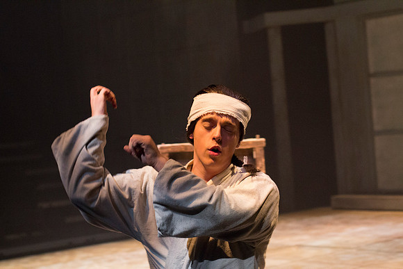 Tree-ear is an orphan boy in a Korean potters' village. He is content living with Crane-man under a bridge barely surviving on scraps of food. All that changes when he sees master potter Min making hi
