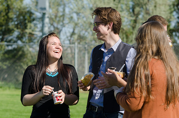 Students enjoy a light snack.