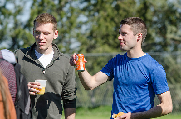 Students enjoy a light snack.