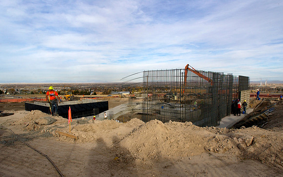 051024TempleConst_4596