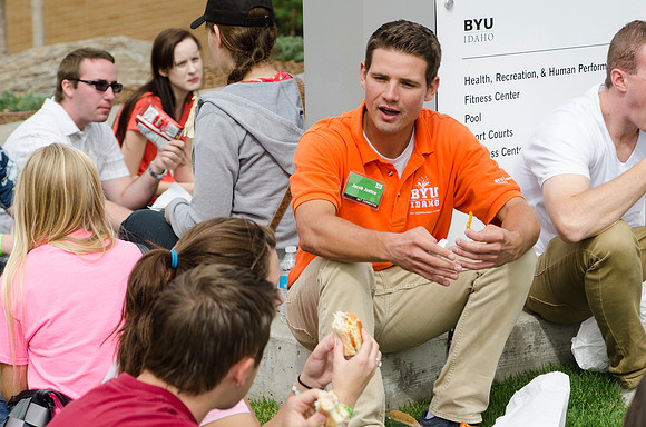 Students and I-team leaders around BYU-Idaho campus eating lunch
