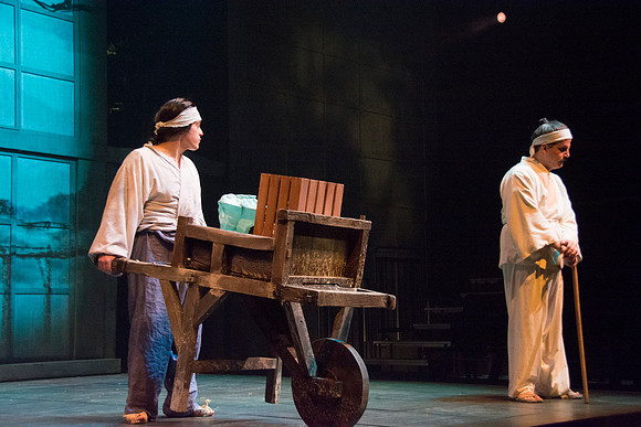 Tree-ear is an orphan boy in a Korean potters' village. He is content living with Crane-man under a bridge barely surviving on scraps of food. All that changes when he sees master potter Min making hi