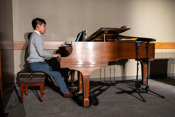 President's Club members enjoy an evening of socializing, musical entertainment and wonderful food in the Manwaring Center Ballroom.